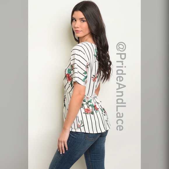 LAST 1 💐 Ivory Floral Top 💐 - Picture 2 of 3